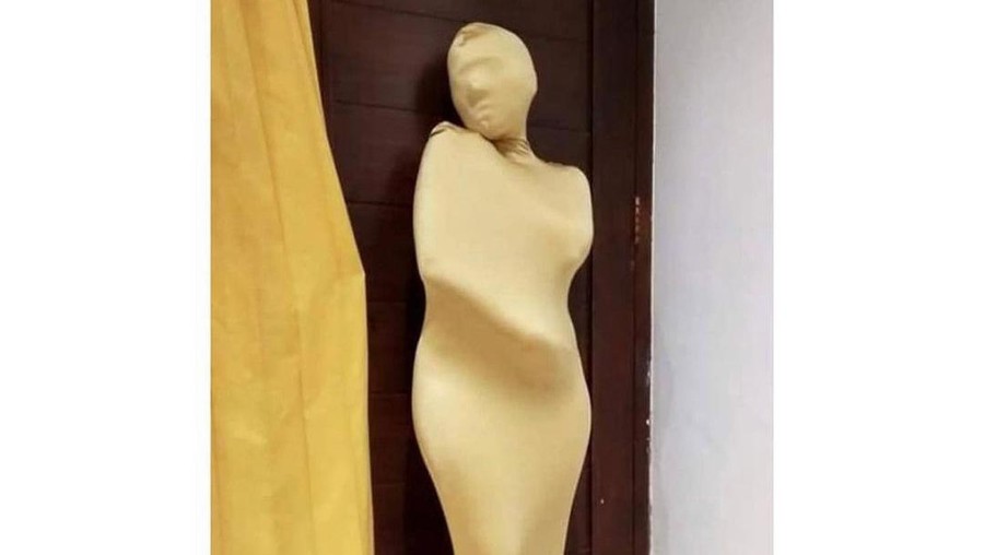 Bikin Heboh! Suami Bungkus Istri Bak Mumi