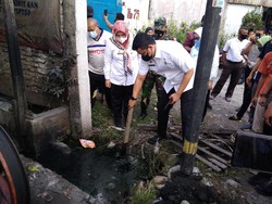 Cek Lumpur Penyumbat Parit, Bobby Janji Bongkar Total Drainase di Medan