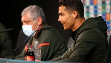 UEFA Minta Pemain Stop Pindahkan Botol Sponsor di Euro 2020 UEFA meminta para pemain untuk berhenti memindahkan botol sponsor yang ditampilkan di sesi konferensi pers Euro 2020 (Euro 2021).