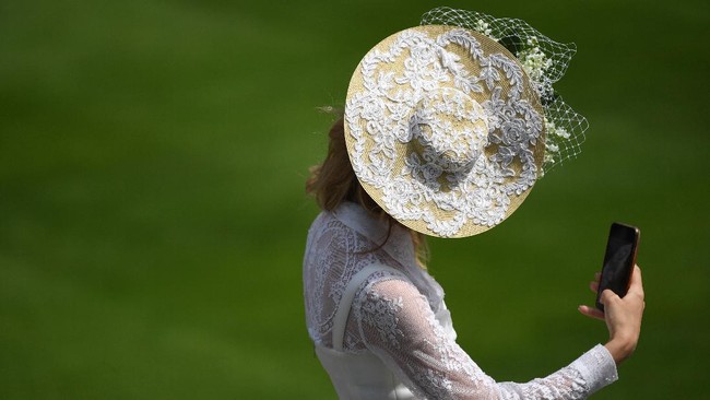 FOTO: Warna-warni Ceria Busana Royal Ascot 'Musim Pandemi'