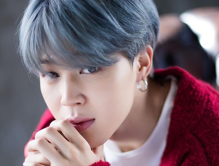 Enggak kalah ikonik dari yang sebelumnya, ini dia foto legendaris Jimin dengan rambut grey. Visual Jimin makin terlihat tidak nyata, ya? / foto: instagram.com/koreadispatch