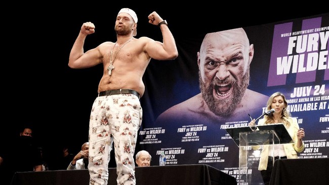 Legenda MU, Roy Keane menyebut Tyson Fury dan Anthony Joshua sebagai sosok banyak omong dalam persaingan di kelas berat tinju saat ini.