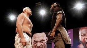FOTO: Tyson Fury vs Wilder Faceoff 5 Menit Tanpa Bicara