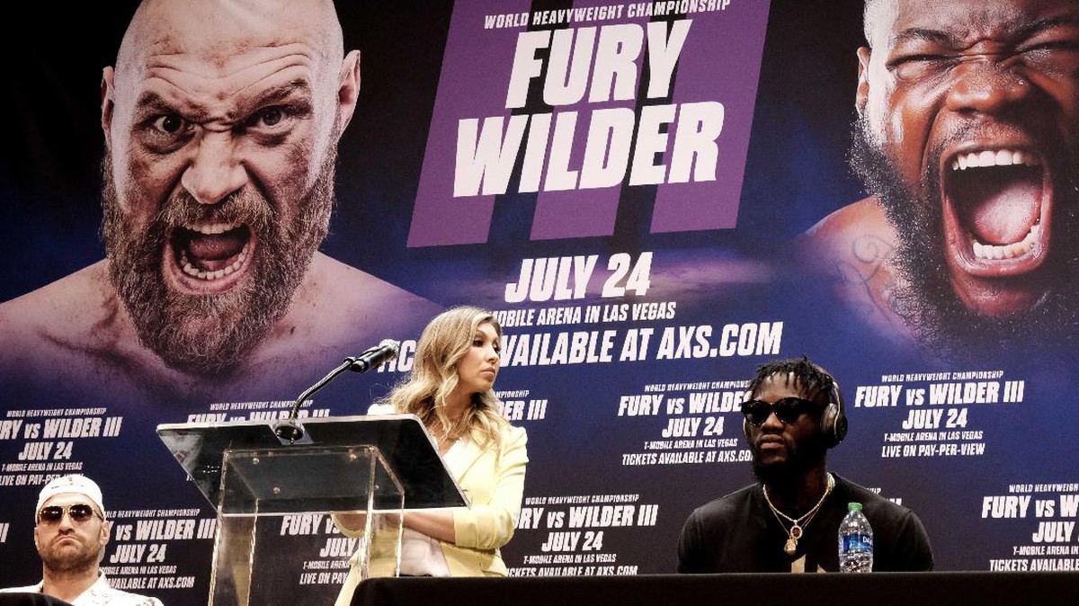 FOTO: Tyson Fury vs Wilder Faceoff 5 Menit Tanpa Bicara