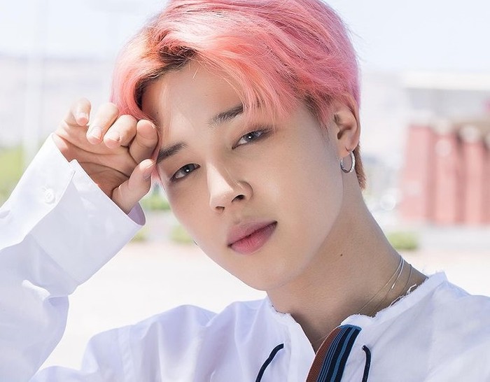 Hal yang paling identik dari seorang idol adalah berani mewarnai rambut. Sama hal-nya dengan Jimin. Vokalis BTS ini juga termasuk sering bereksperimen dengan warna rambutnya / foto: instagram.com/koreadispatch
