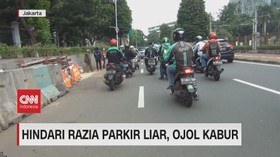 VIDEO: Hindari Razia Parkir Liar, Ojol Kabur