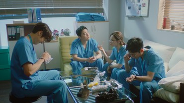 Episode Perdana 'Hospital Playlist 2' Cetak Rekor Rating Tertinggi DraKor tvN