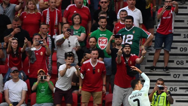 Sejumlah suporter Hungaria mengacungkan jari tengah ke arah Cristiano Ronaldo setelah CR7 mencetak gol lewat tendangan penalti pada menit ke-87.