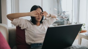 5 Kebiasaan Agar Mata Tetap Sehat saat Banyak Terpapar Layar