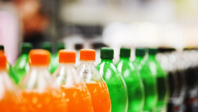 Saat konferensi persnya, Cristiano Ronaldo menyingkirkan botol soda dan menyarankan orang untuk minum lebih banyak air. Apa sih bahaya kebanyakan minum soda?