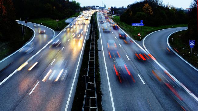 Di beberapa autobahn tidak ada batas kecepatan kendaraan. Tapi, pengendara wajib mematuhi lebih dari selusin aturan sebelum bisa berkendara di sana.