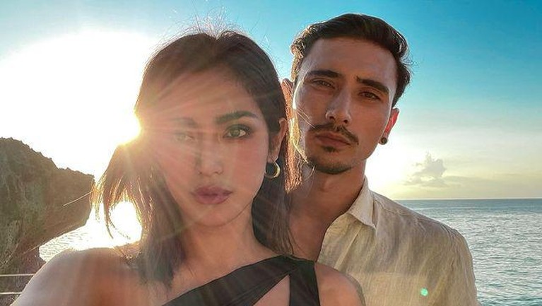 Jedar dan Vincent Verhaag Makin Mesra Jedar dan Vincent tampak semakin mesra namun sampai saat ini status hubungan mereka masih dipertanyakan. Yuk intip potret mereka!
