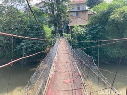 Begini Rasanya Menapaki Jembatan Gantung Indiana Jones Srengseng Sawah