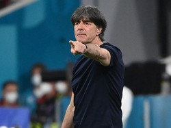 Ya Ampun! Joachim Loew Ketahuan Endus-endus Jari Tangan Lagi