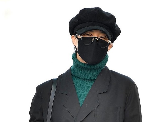 Kalau yang ini, style Jimin ketika di bandara. Walaupun ditutupi masker, topi, dan kacamata, aura idol Jimin tetap bersinar. ARMY, ada yang ingat Jimin mau kemana? / foto: instagram.com/koreadispatch