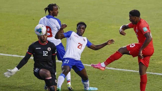 Kiper Haiti, Josue Duverger mencetak gol bunuh diri lucu dalam laga lawan Kanada di kualifikasi Piala Dunia 2022.