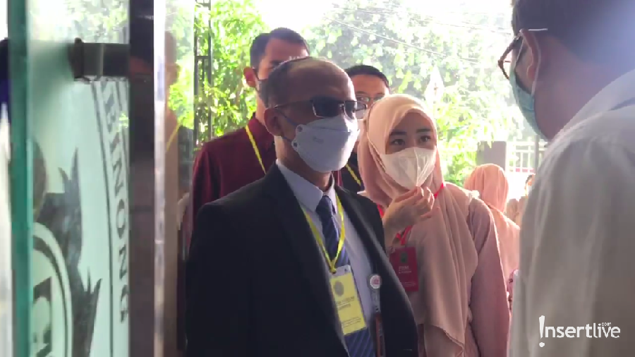 Larissa Chou Larissa Chou perdana hadiri persidangan cerai dengan Alvin Faiz