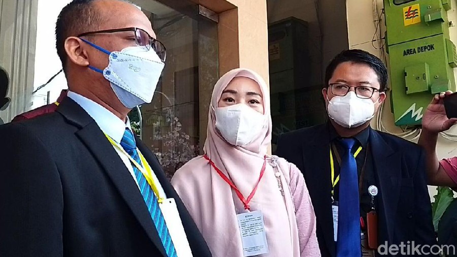 Larissa Chou Larissa Chou hadiri sidang cerai