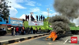 Mahasiswa Makassar Demo Bakar Ban, Minta Kuliah Tatap Muka