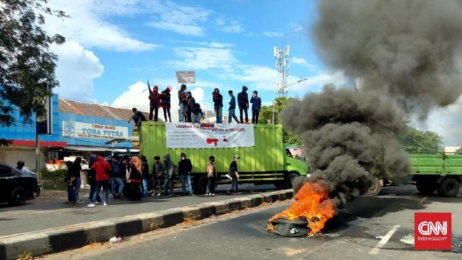 Mahasiswa Makassar Demo Bakar Ban, Minta Kuliah Tatap Muka Sejumlah mahasiswa di Makassar menggelar aksi menuntut pemerintah membuka perkuliahan tatap muka di masa pandemi.