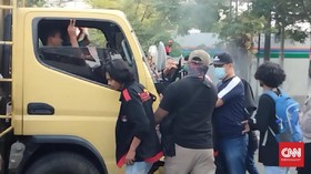 Aksi Mahasiswa Tolak Jokowi ke Kendari Berujung Ricuh