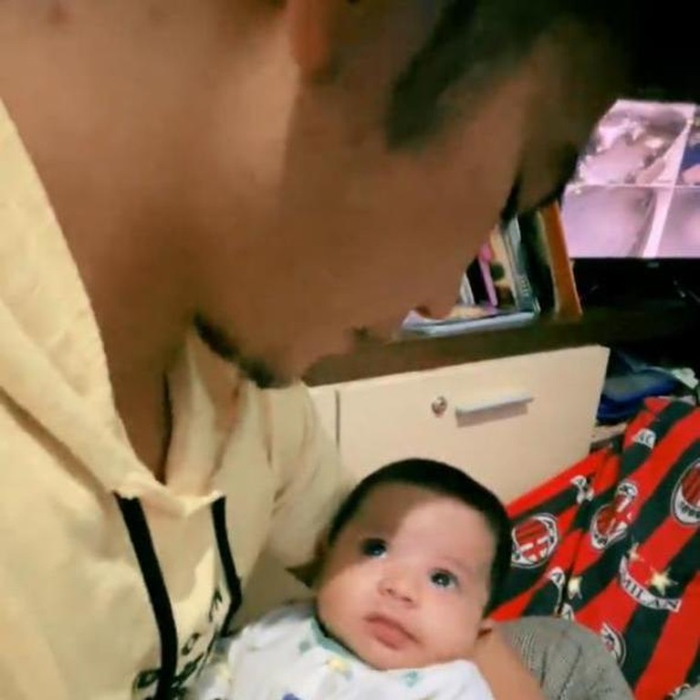 Momen Rizki DA Momong Anak Ridho DA mengunggah sebuah video siaran langsung saat Rizki DA momong sang anak. Yuk kita intip!