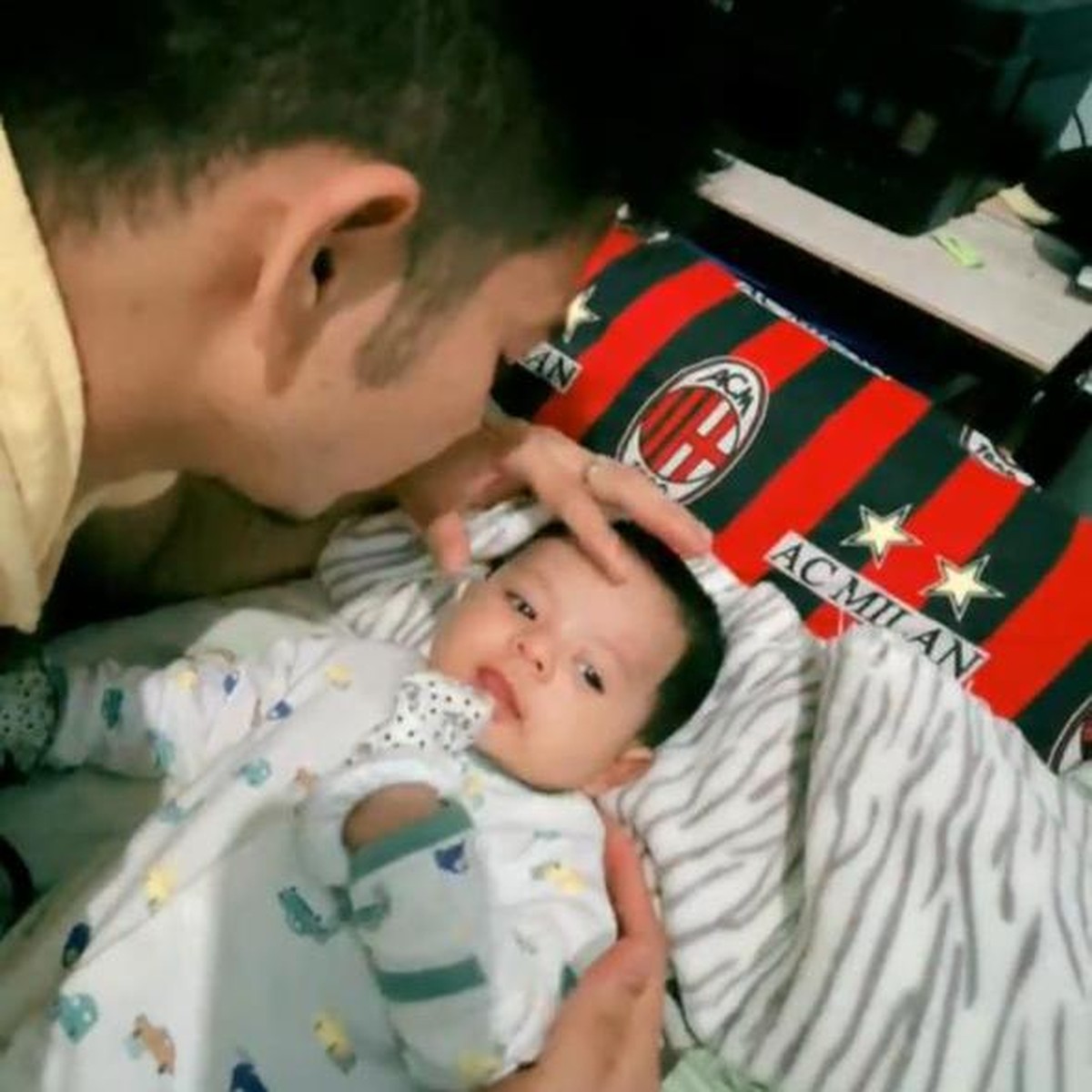 Ridho DA mengunggah sebuah video siaran langsung saat Rizki DA momong sang anak&period; Yuk kita intip&excl;