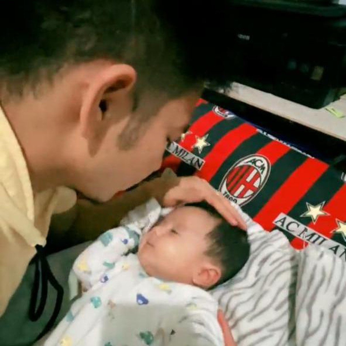 Ridho DA mengunggah sebuah video siaran langsung saat Rizki DA momong sang anak&period; Yuk kita intip&excl;