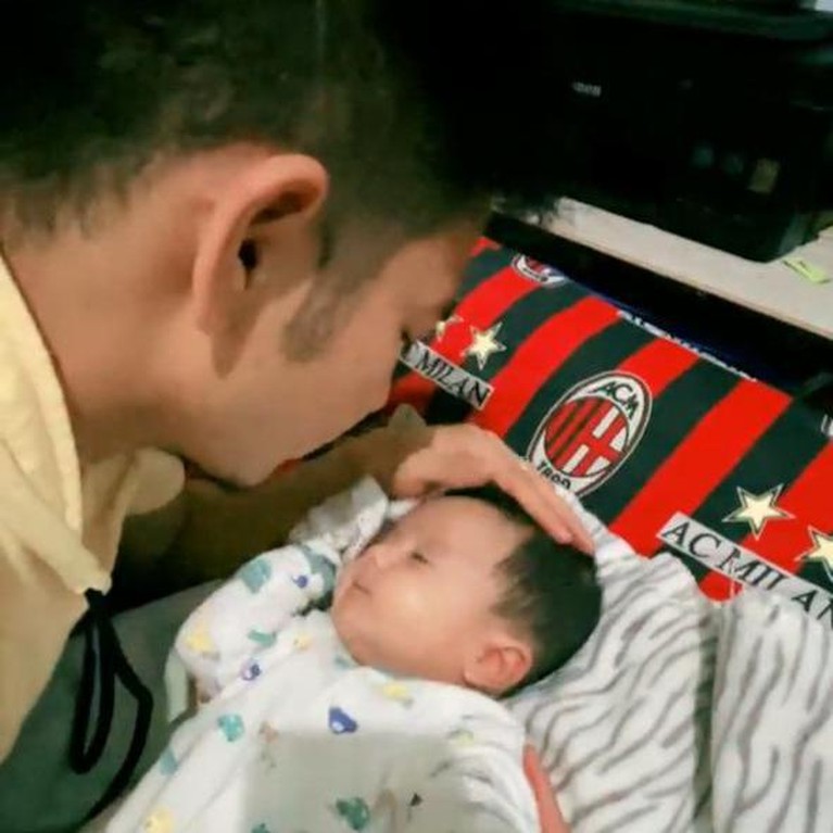 Ridho DA mengunggah sebuah video siaran langsung saat Rizki DA momong sang anak. Yuk kita intip!