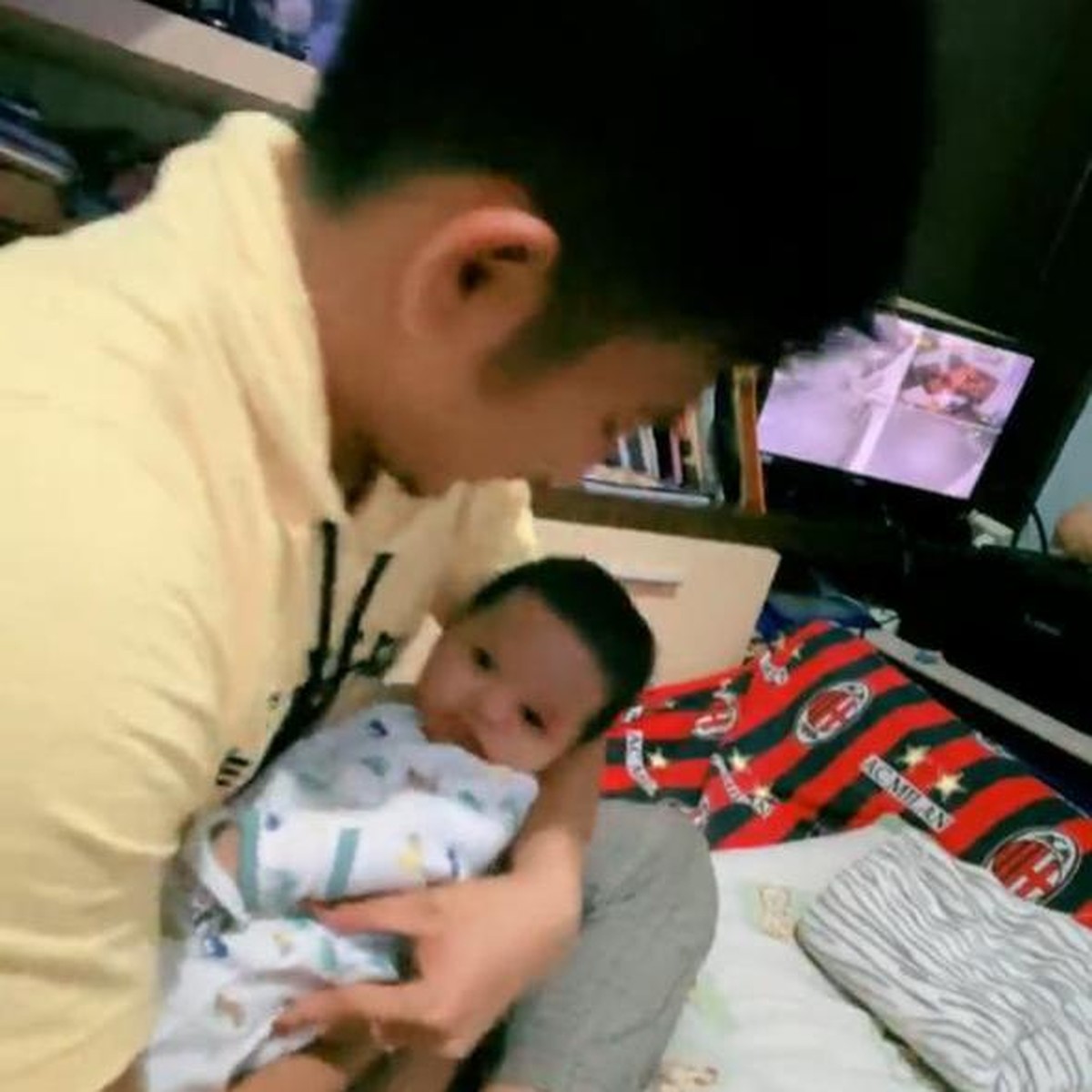 Ridho DA mengunggah sebuah video siaran langsung saat Rizki DA momong sang anak&period; Yuk kita intip&excl;