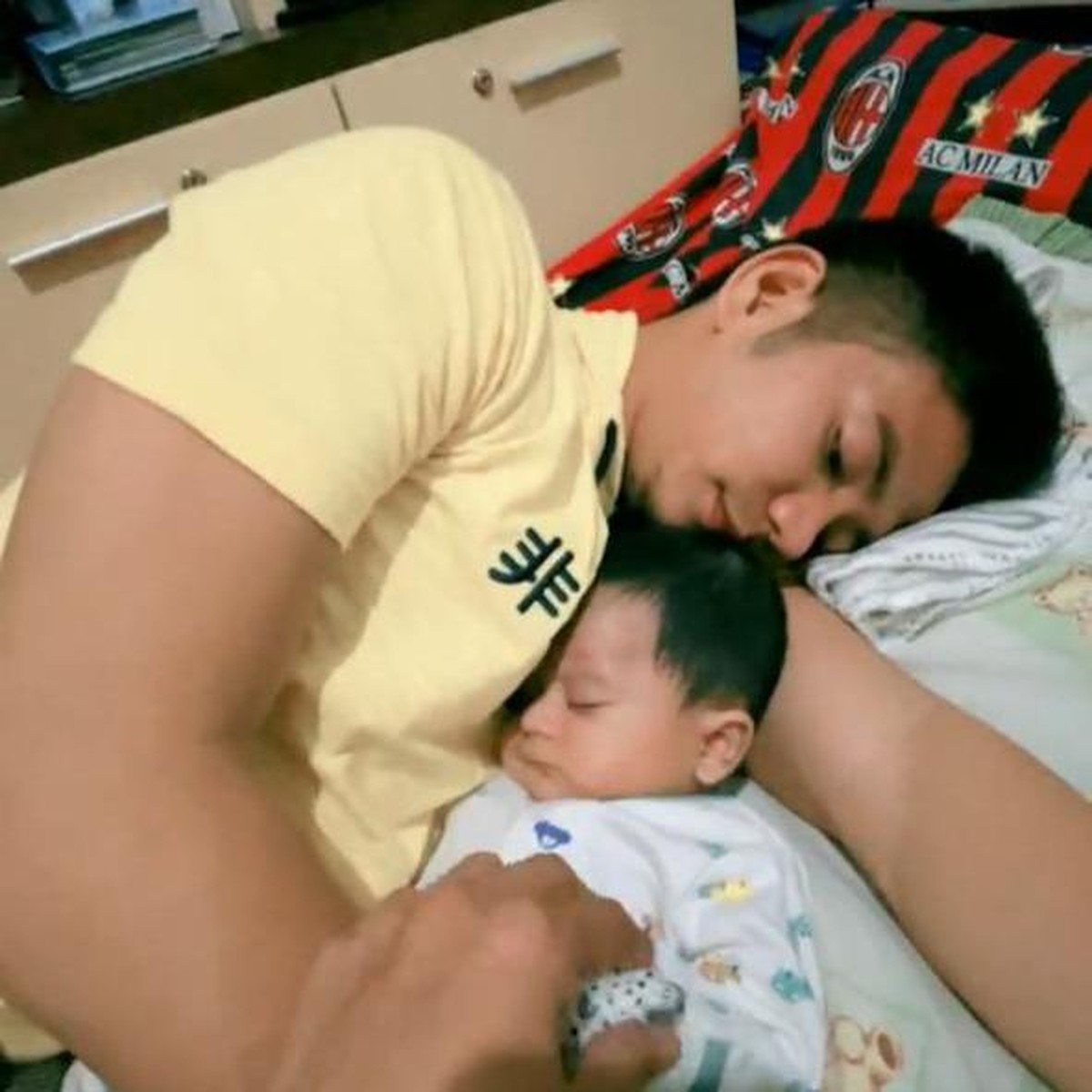 Ridho DA mengunggah sebuah video siaran langsung saat Rizki DA momong sang anak&period; Yuk kita intip&excl;