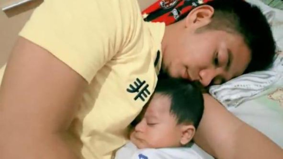 Ridho DA mengunggah sebuah video siaran langsung saat Rizki DA momong sang anak. Yuk kita intip!