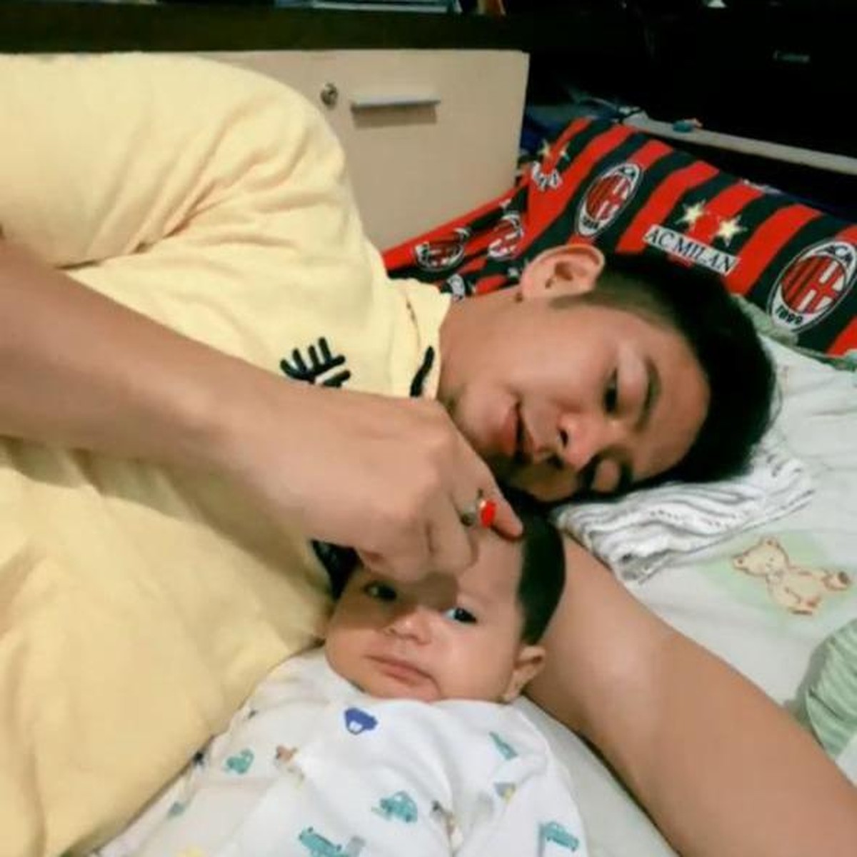 Ridho DA mengunggah sebuah video siaran langsung saat Rizki DA momong sang anak&period; Yuk kita intip&excl;