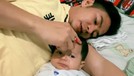 Ridho DA mengunggah sebuah video siaran langsung saat Rizki DA momong sang anak&period; Yuk kita intip&excl;