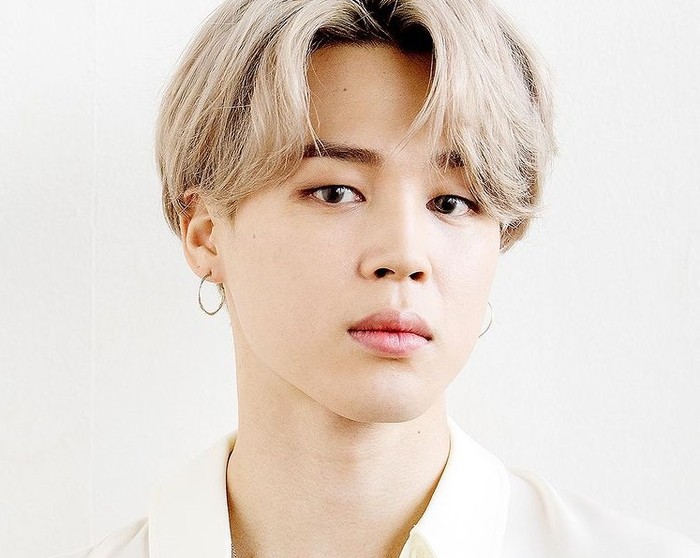 Oh iya, bicara soal karier, Jimin termasuk dalam salah satu dancer terbaik diantara idol k-pop generasi ketiga. Ia sudah gemar menari sejak anak-anak, dan menguasai popping dance di bangku SMP / foto: instagram.com/koreadispatch