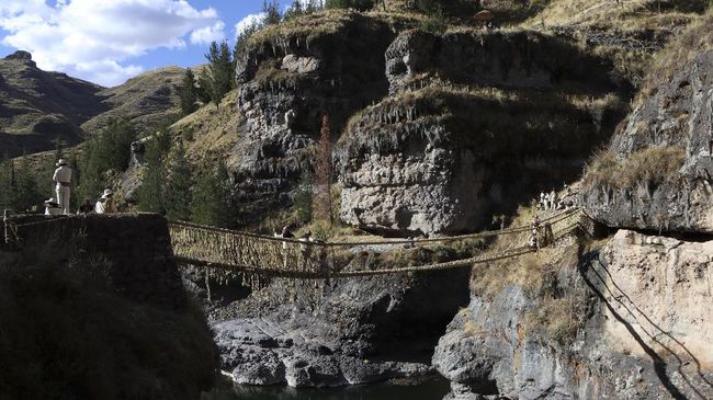 Jika biasanya jembatan terbuat dari kayu atau akar, maka jembatan di wilayah Cusco, Peru, ini terbuat dari tenunan tali.