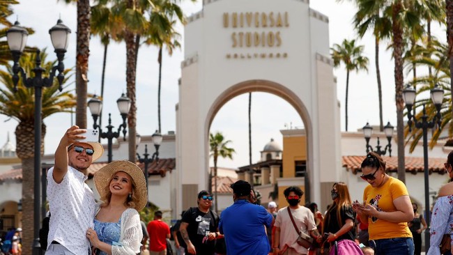 Gubernur California secara resmi membuka pembatasan alias lockdown di negara bagian tersebut dalam sebuah seremoni di lingkungan Universal Studio.