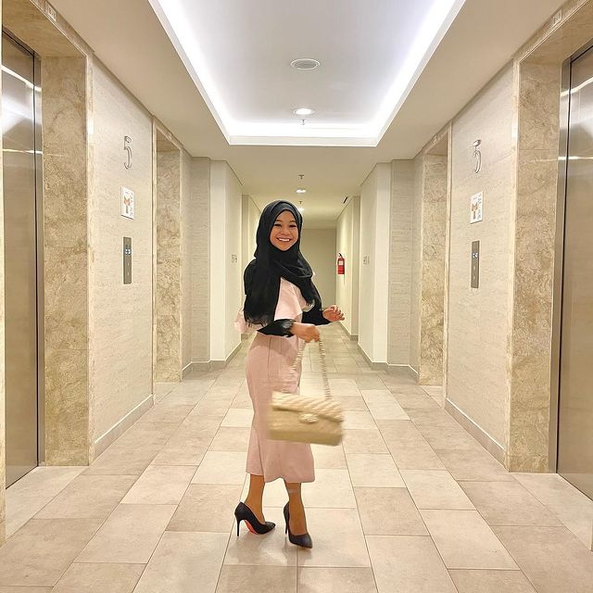 Seleb TikTok Cimoy Montok biasa tampil seksi kini ia berhijab&period; Ia pun disebut makin mirip dengan Lesti Kejora&period; Yuk kita intip&excl;