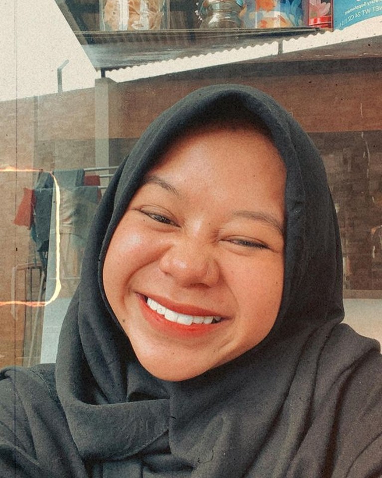 Seleb TikTok Cimoy Montok biasa tampil seksi kini ia berhijab. Ia pun disebut makin mirip dengan Lesti Kejora. Yuk kita intip!