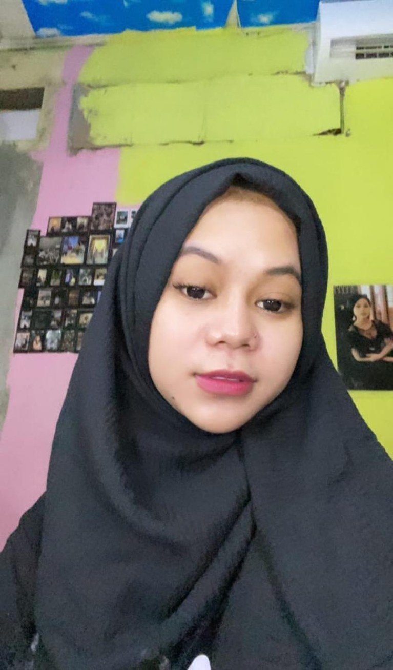 Seleb TikTok Cimoy Montok biasa tampil seksi kini ia berhijab. Ia pun disebut makin mirip dengan Lesti Kejora. Yuk kita intip!
