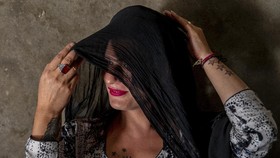 FOTO: Getir Hidup Transgender Kashmir Terpelintir Pandemi