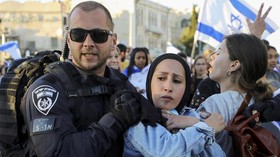 FOTO: Polisi Israel Seret Wanita Palestina dari Pawai Yahudi