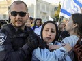 FOTO: Polisi Israel Seret Wanita Palestina dari Pawai Yahudi