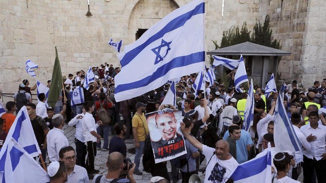 Pekik anti-Arab dan 'Naftali Bennett pembohong' menggema di pawai Yahudi pada Selasa (15/6) lalu, menunjukkan penolakan kubu nasionalis Israel terhadap PM baru.