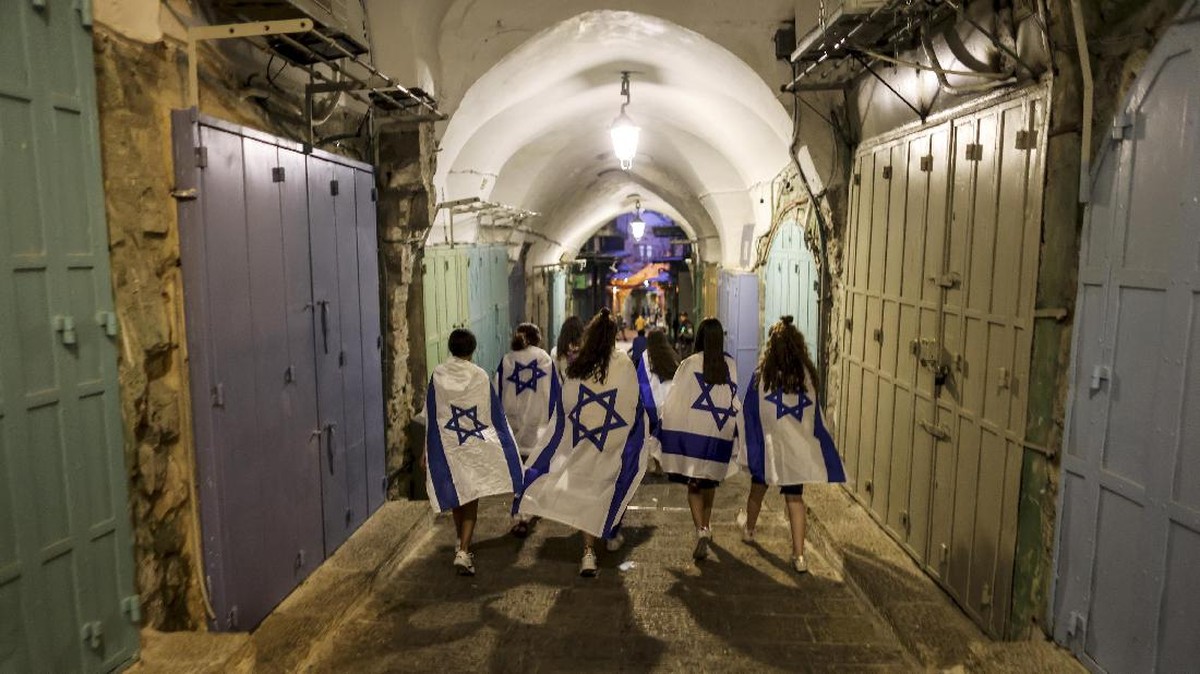 FOTO: Polisi Israel Seret Wanita Palestina dari Pawai Yahudi