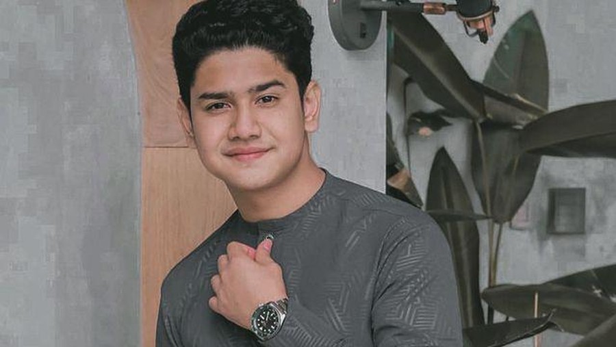 Syakir Daulay dikabarkan akan menikah muda karena unggahannya mencari vendor pernikahan. Yuk kita intip potret Syakir!