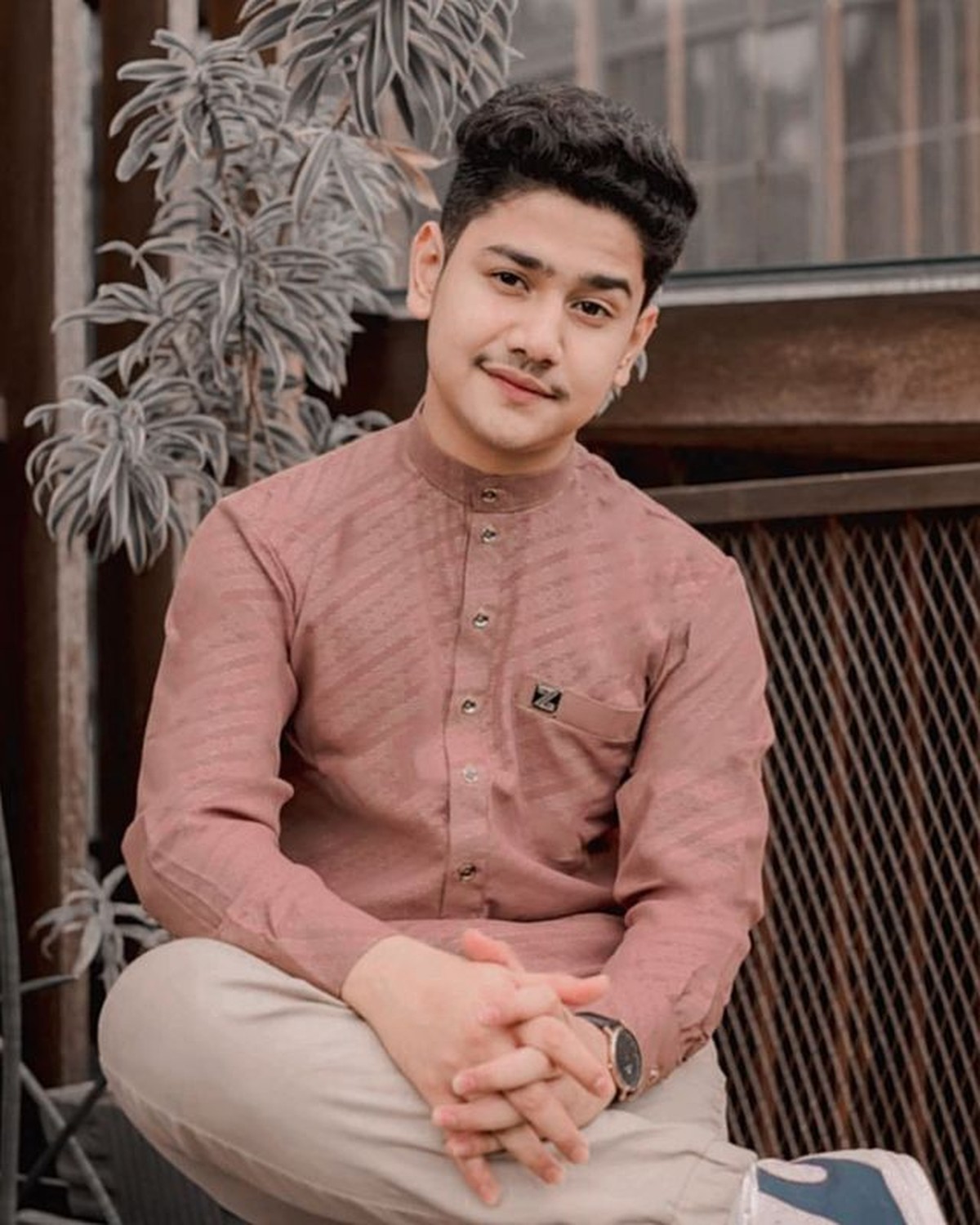 Syakir Daulay dikabarkan akan menikah muda karena unggahannya mencari vendor pernikahan&period; Yuk kita intip potret Syakir&excl;