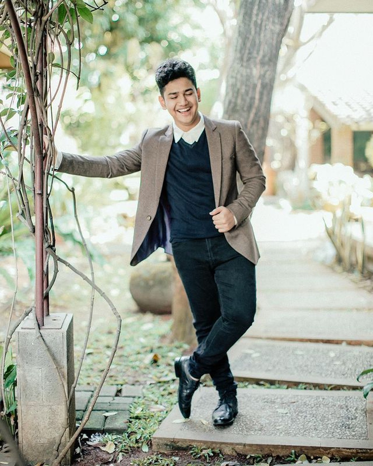 Syakir Daulay dikabarkan akan menikah muda karena unggahannya mencari vendor pernikahan&period; Yuk kita intip potret Syakir&excl;