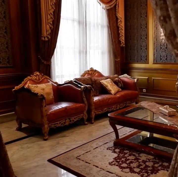 <p>Ruang tamu rumah Monica didominasi dengan warna gold, cokelat, merah marun, Bunda. Meski megah dan klasik, nyatanya ruang tamu ini jarang digunakan karena hanya untuk tamu yang tidak terlalu dekat dengannya. (Foto: YouTube Melaney Ricardo)</p>