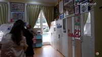 <p>Monica juga menyiapkan kamar tersendiri untuk bayi-bayi yang ia adopsi, Bunda. Lemari-lemari pun diberi nama sesuai dengan pemiliknya, nih. (Foto: YouTube Melaney Ricardo)</p>
